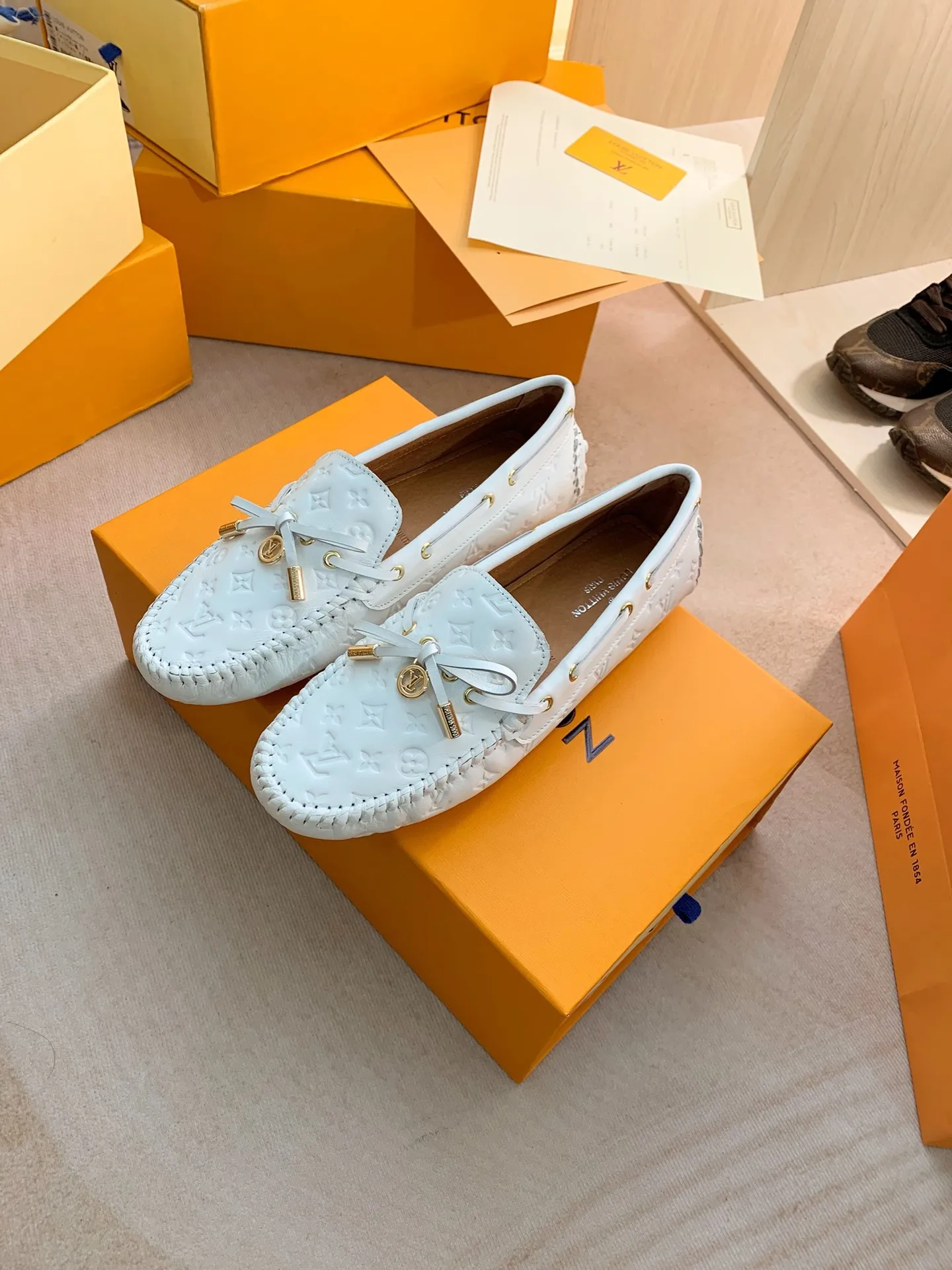 p460💰Couple model❤️🇫🇷 𝙇𝙤𝙪𝙞𝙨 𝙑𝙪𝙞𝙩𝙩𝙤𝙣 🇫🇷Louis Vuitton 2023 Classic𝓛𝓿 𝓣𝓻𝓪𝓲𝓷𝓮𝓻 Sports Series ➪➪➪¯ [Arizona Doudou Shoes Series] ▪️▪️▪️Arizona slip-on shoes are made of Monogram Eclipse canvas. Its hand-painted and dyed edges and hand-sewn uppers fully demonstrate Louis Vuitton's traditional shoemaking craftsmanship. This slip-on shoe is very lightweight. The integrated tongue and upper make it particularly comfortable and flexible. The soft outsole is equipped with rubber padding. Decorated with matching sash. Detailed features: ☑️Monogram Eclipse canvas ☑️Black Eclipse pattern ☑️Hand-painted shoe edges ☑️Hand-sewn uppers (each pair takes time to process) ☑️Integrated tongue and upper construction ☑️Outsole equipped with rubber lining ☑️size: 35_46